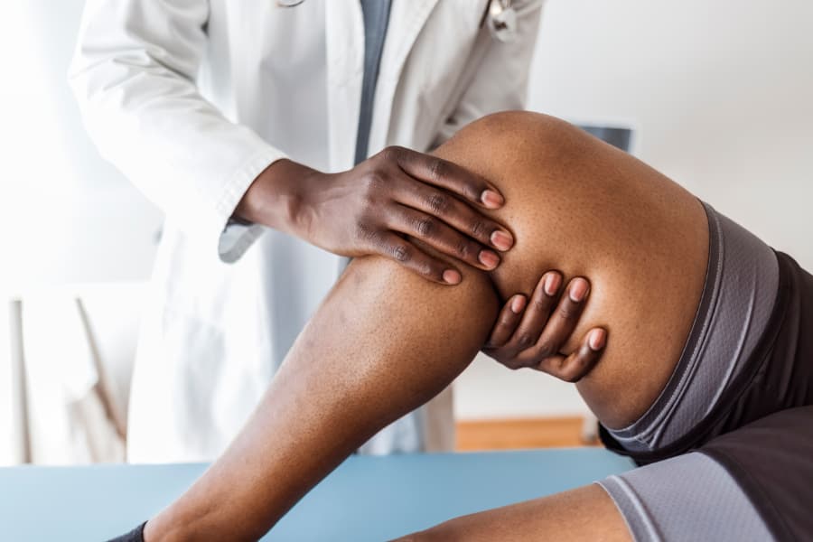 https://www.bergenmed.com/wp-content/uploads/2023/04/Doctor-examines-knee-for-injury-in-a-sports-medicine-office.jpg